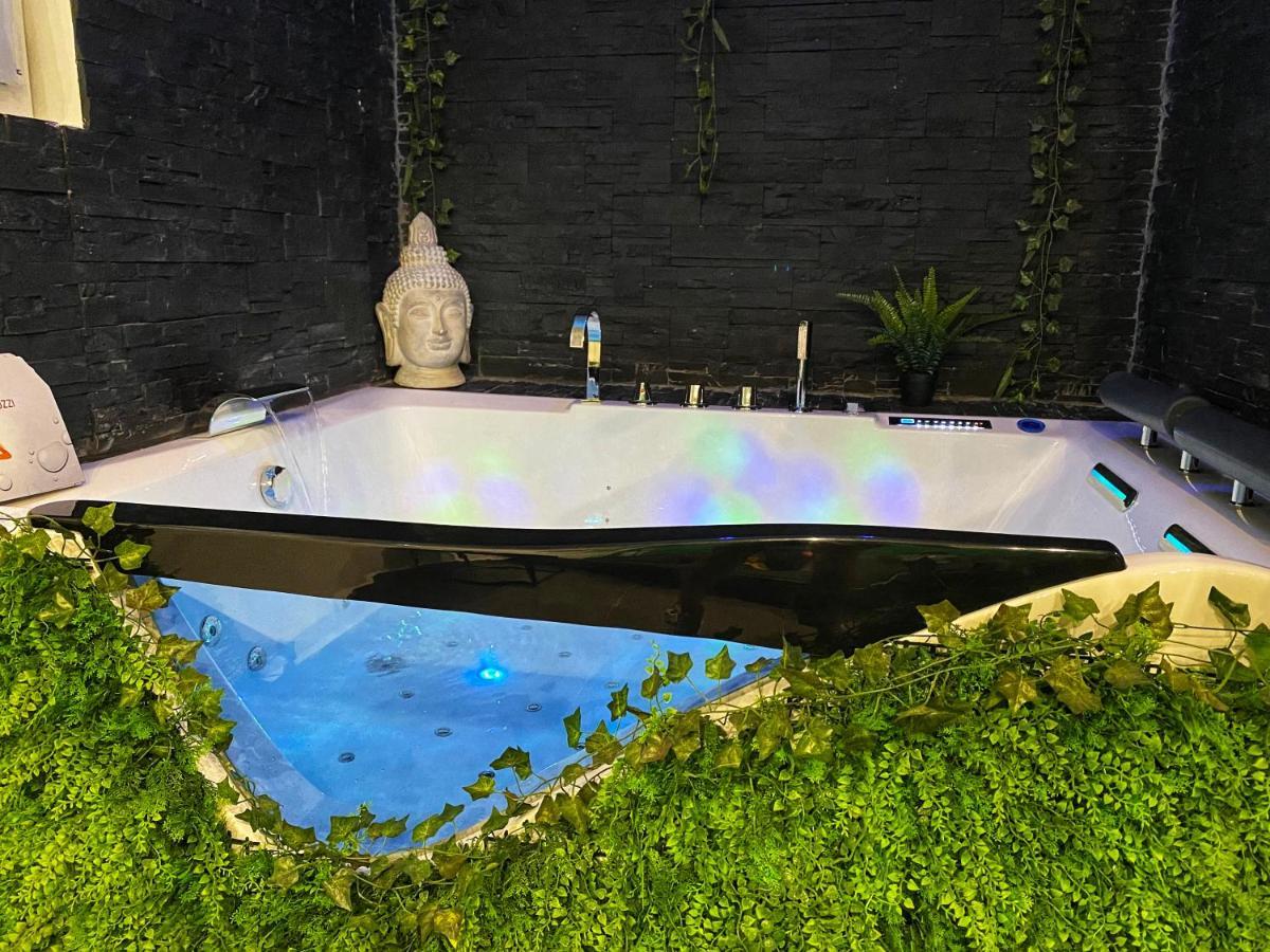 Suite Jacuzzi Privatif Plage Des Catalans Marsella Exterior foto
